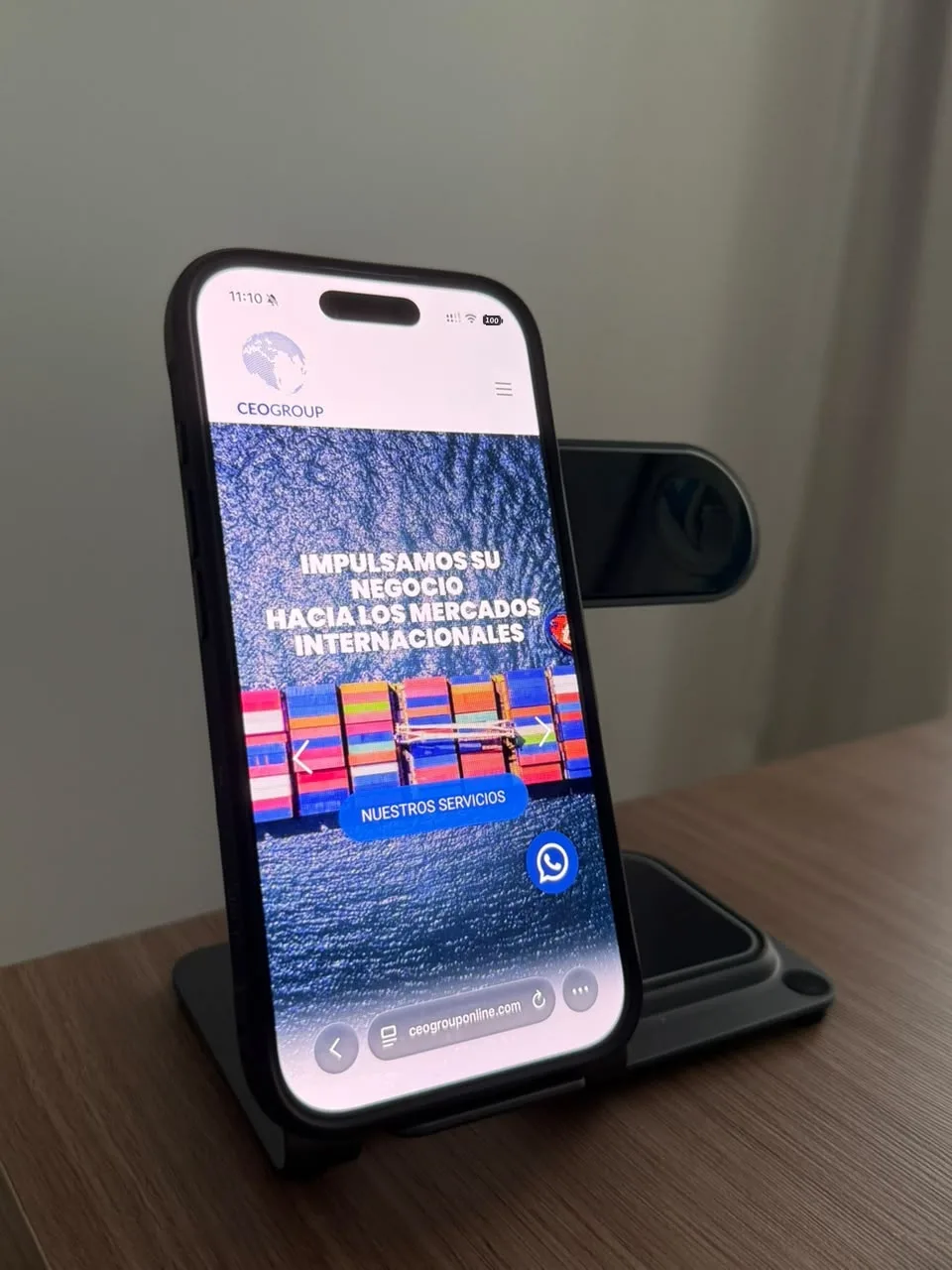 Sitio web de CEO Group en un smartphone